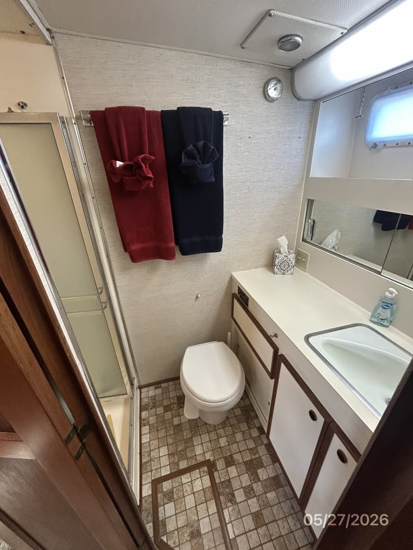 42' Hatteras master stateroom head
