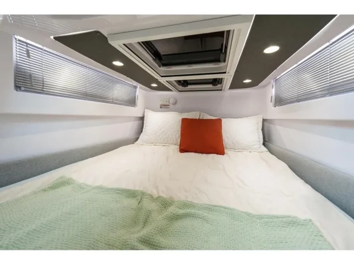 2022 Axopar 37 XC CROSS CABIN