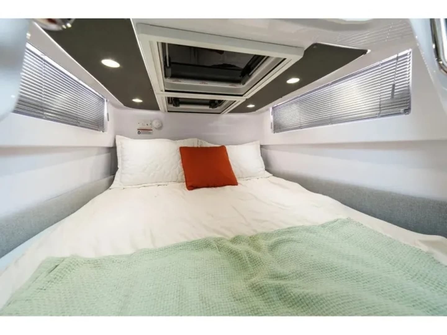 2022 Axopar 37 XC CROSS CABIN