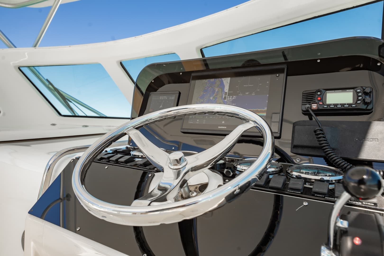 2004 Luhrs 320 Open