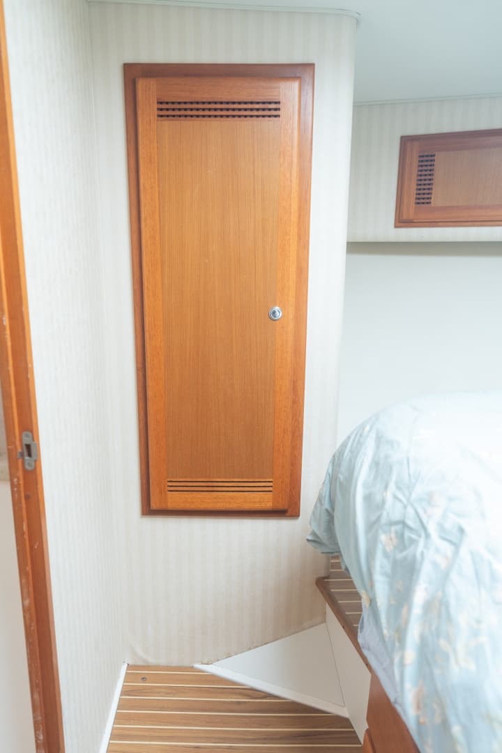 2005 Cabo 40 Hardtop Express