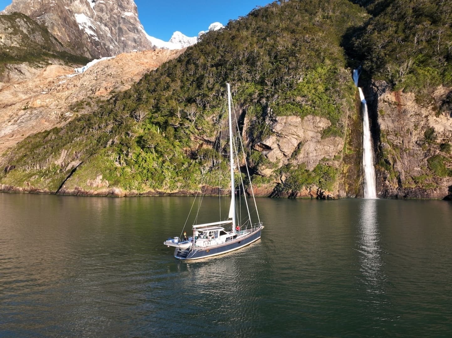 2017 Hylas 63