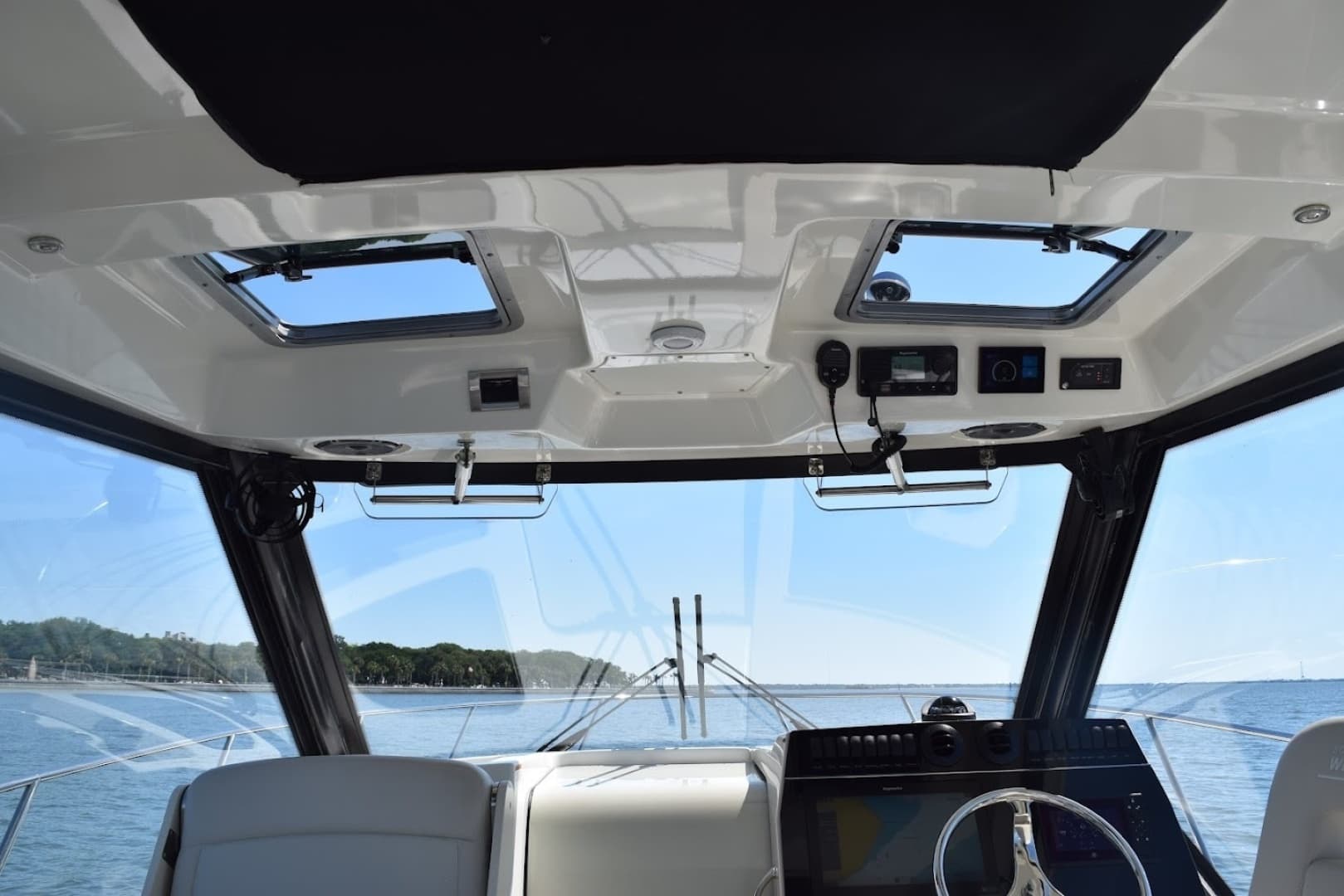 2021 Boston Whaler 325 Conquest