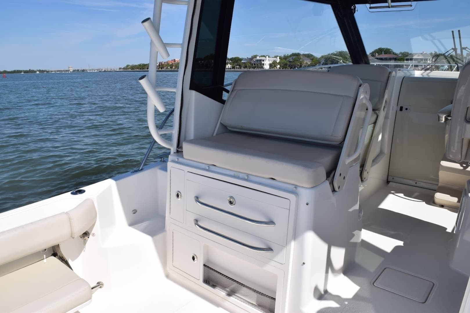 2021 Boston Whaler 325 Conquest