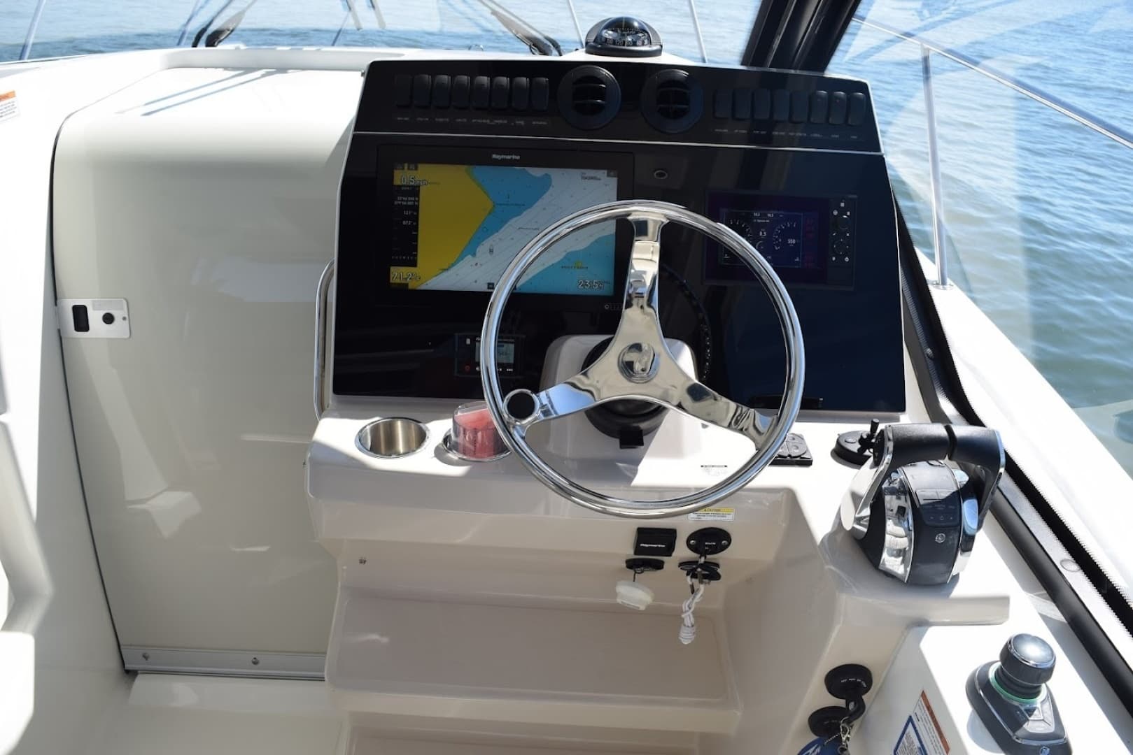 2021 Boston Whaler 325 Conquest