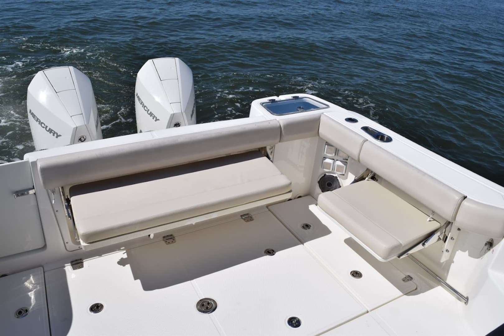 Boston Whaler 32 - SIP N SEA - Cockpit
