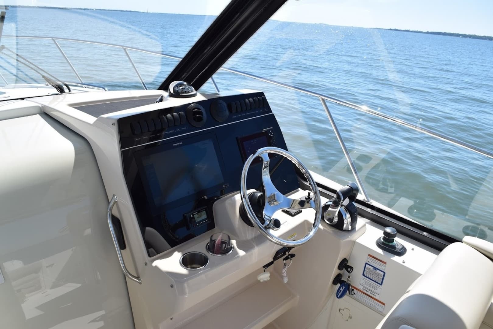 2021 Boston Whaler 325 Conquest