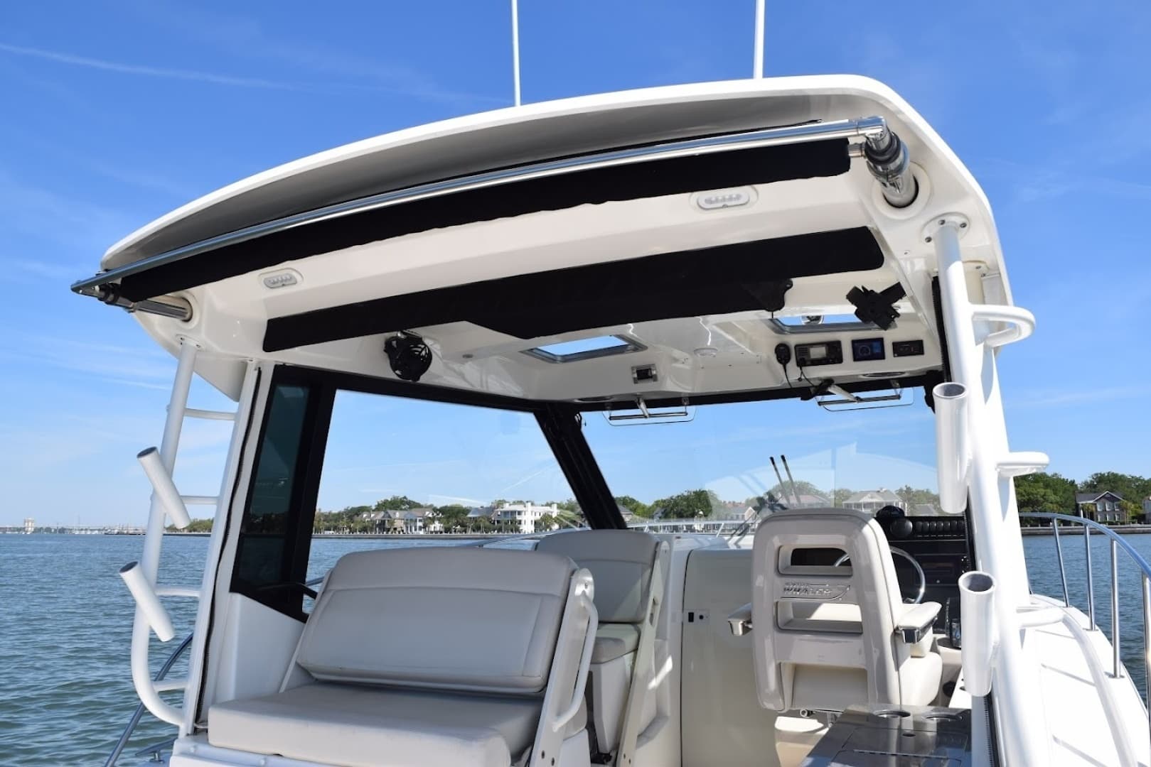 2021 Boston Whaler 325 Conquest