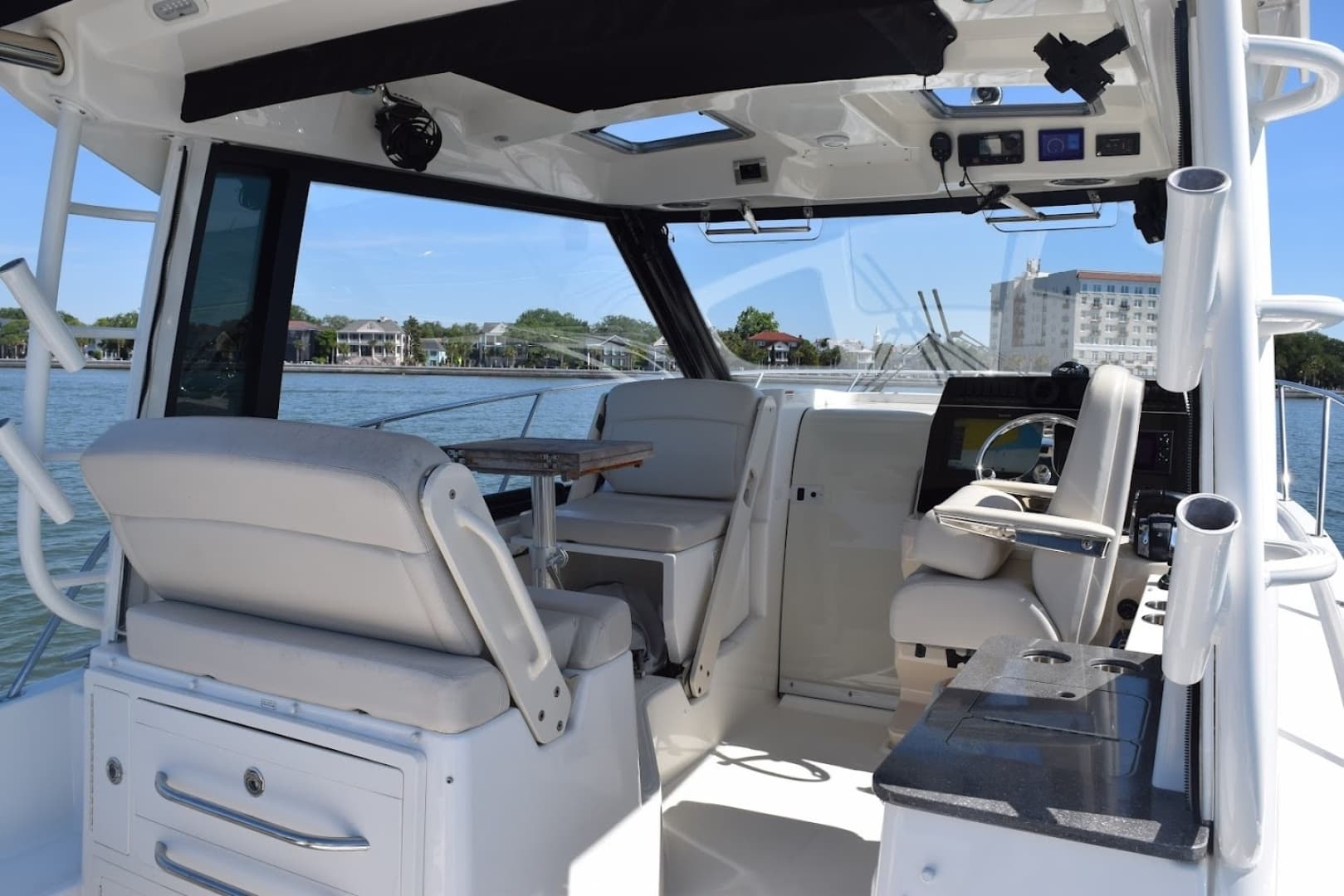 2021 Boston Whaler 325 Conquest