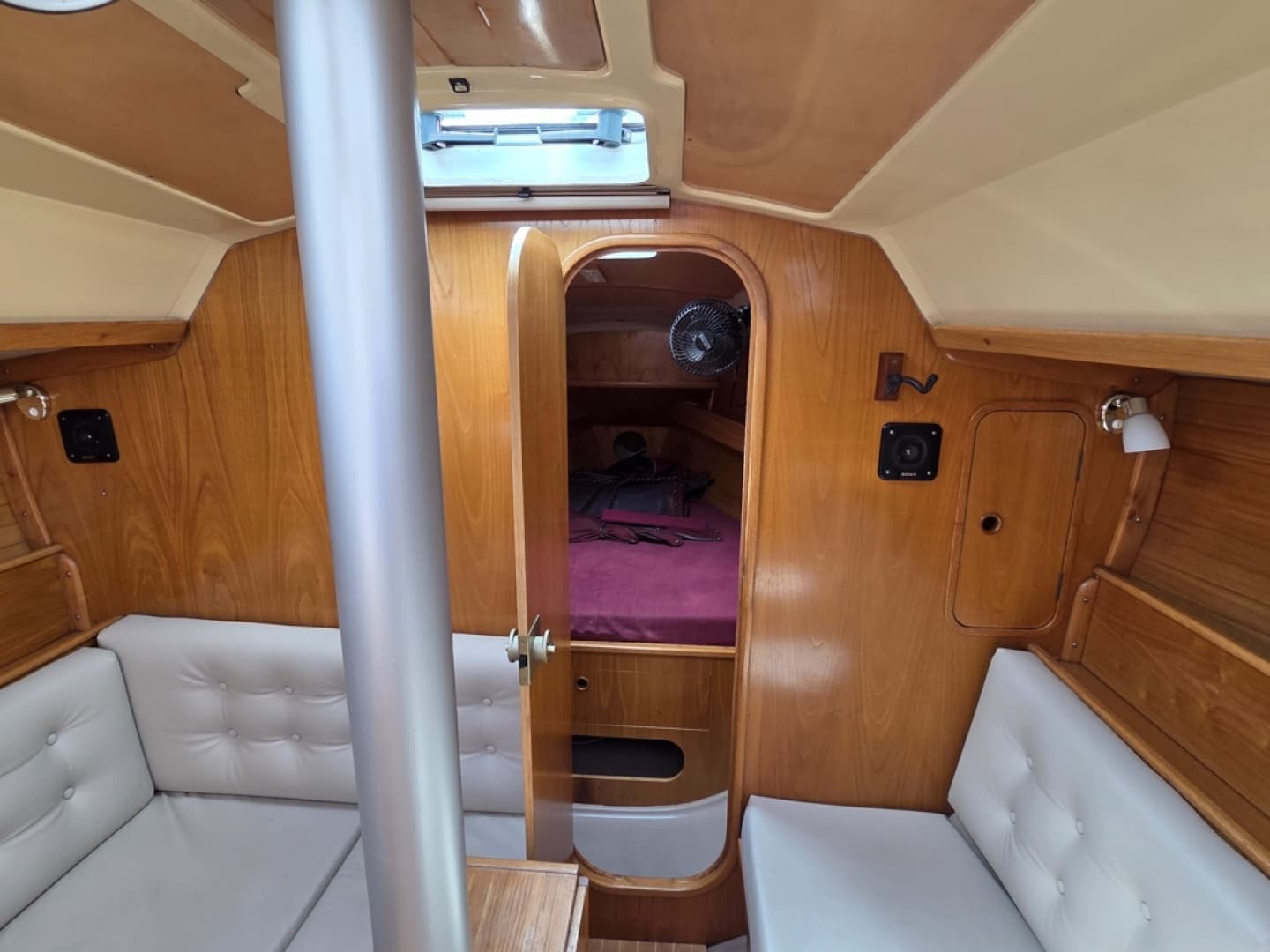 Salon looking forward into vee berth
