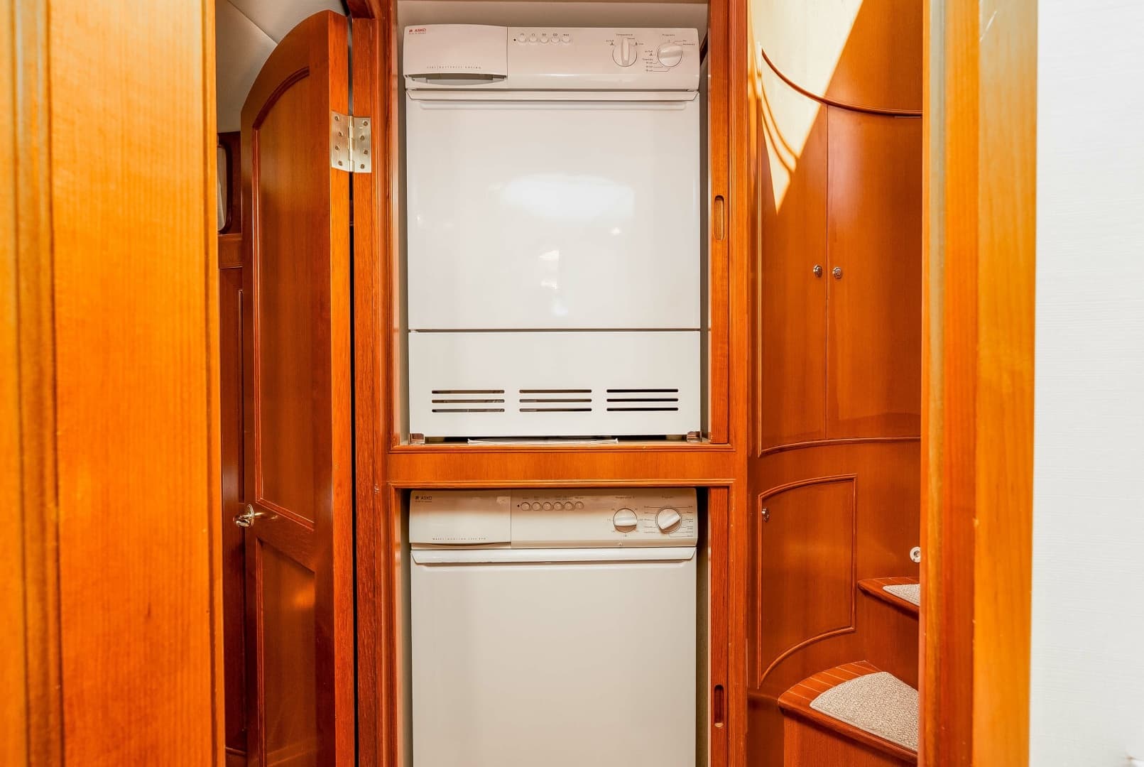 2005 Offshore Yachts Pilothouse