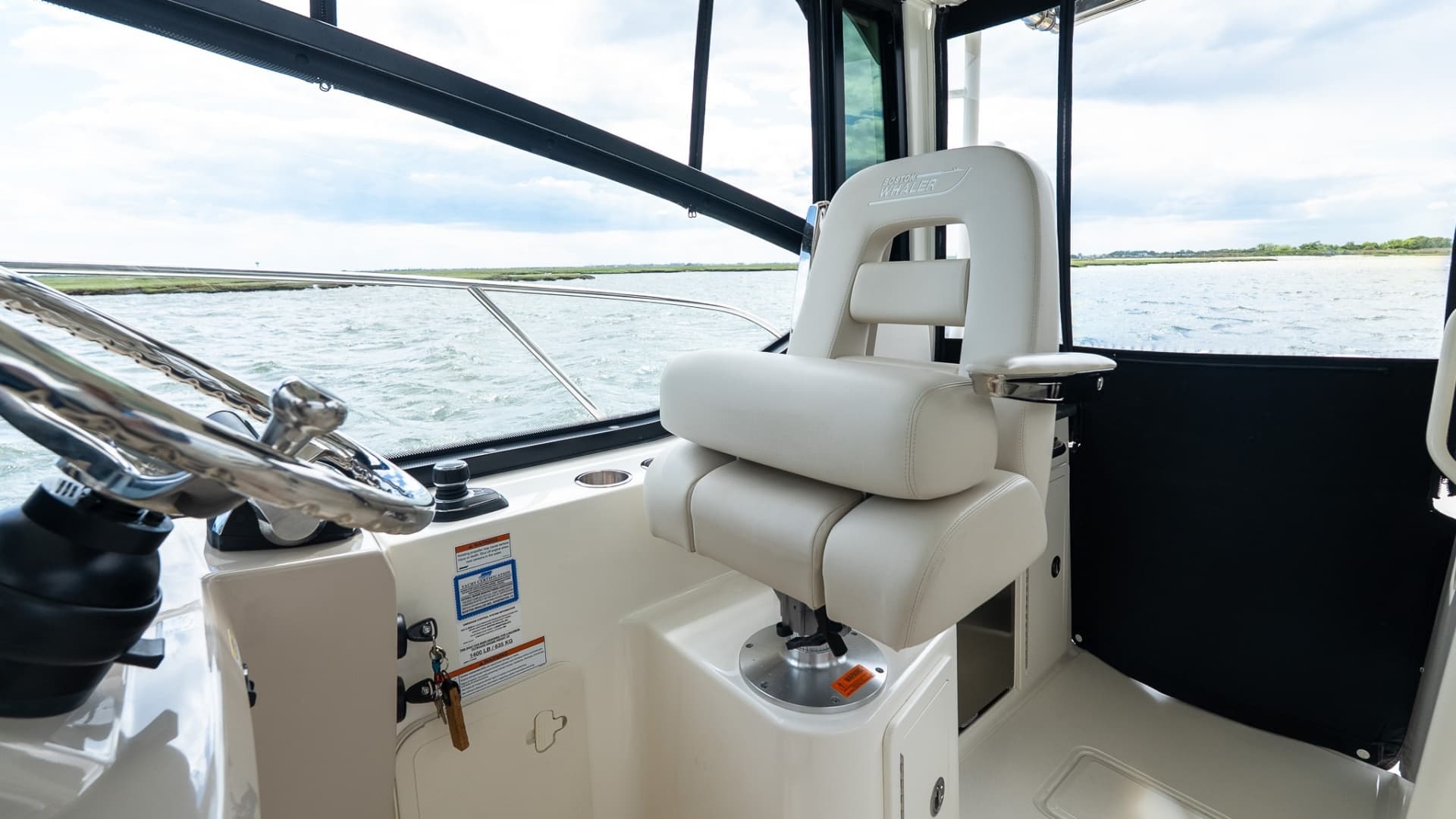 2020 Boston Whaler 325 Conquest