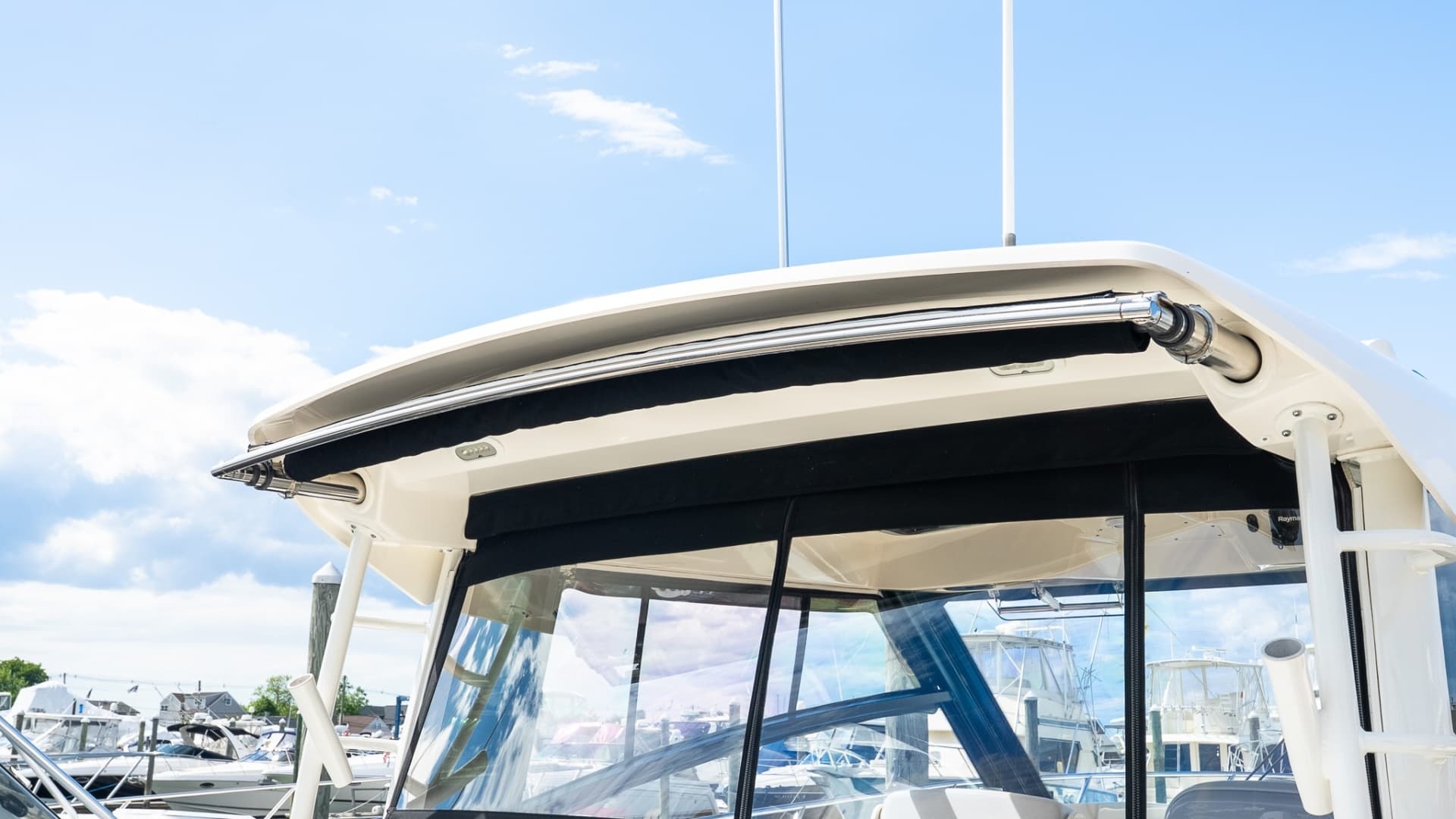 2020 Boston Whaler 325 Conquest