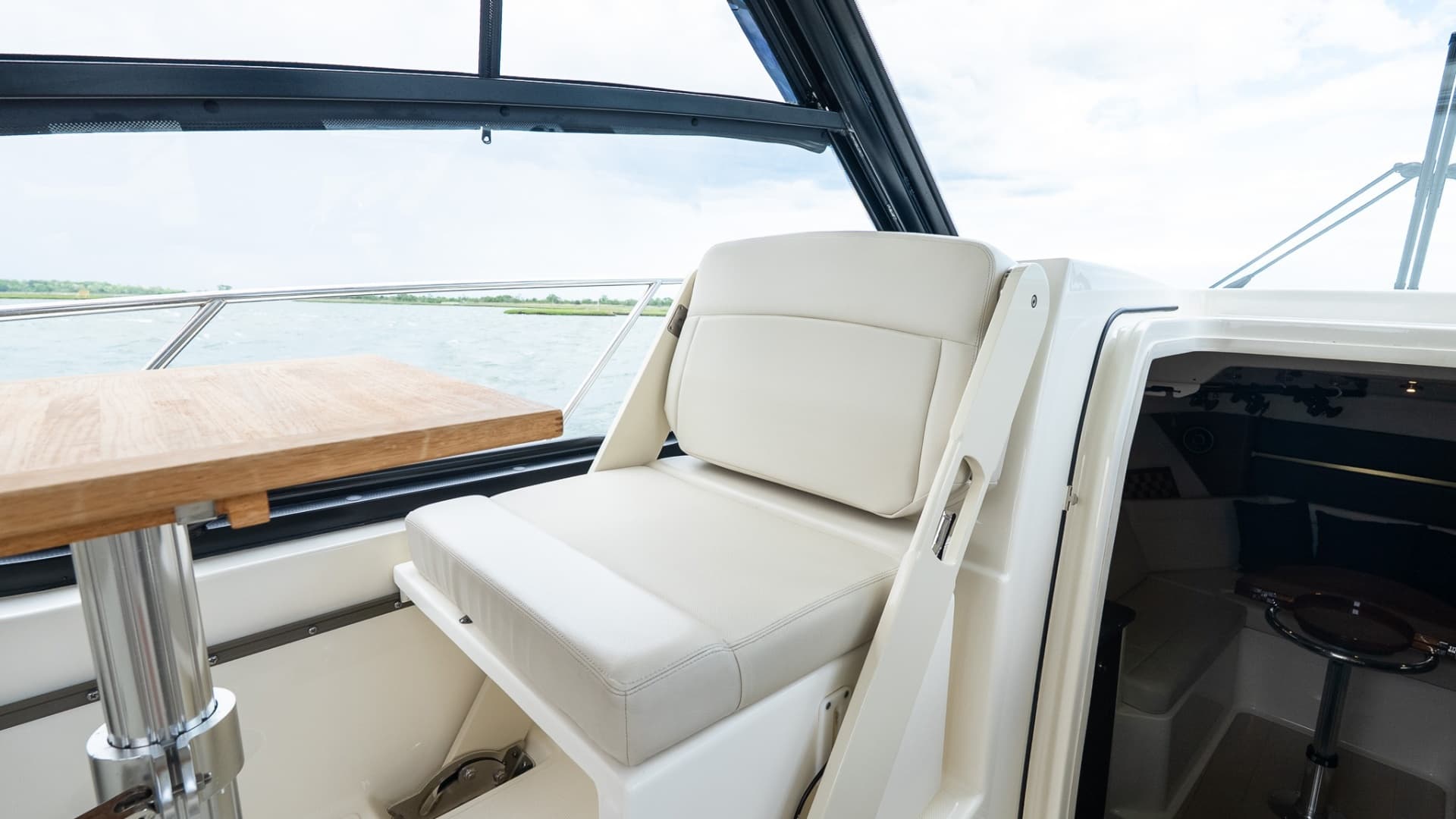 2020 Boston Whaler 325 Conquest