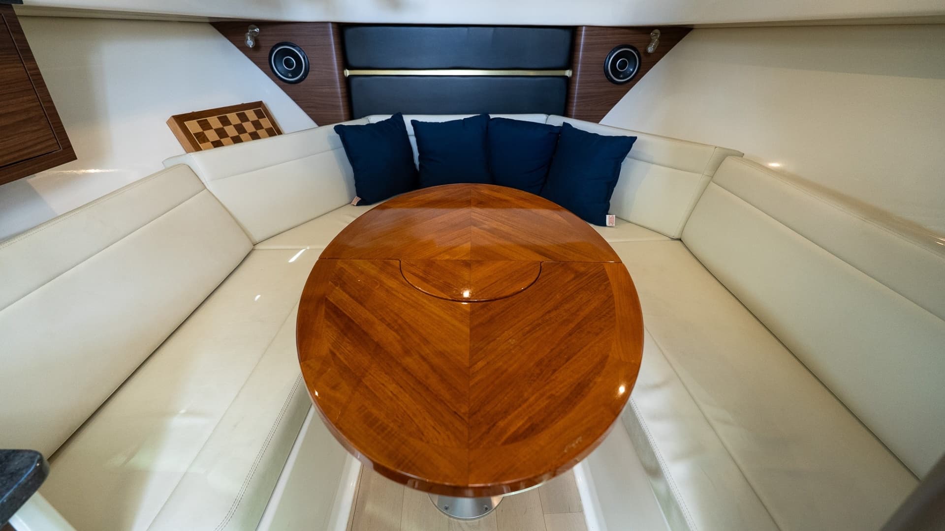 2020 Boston Whaler 325 Conquest