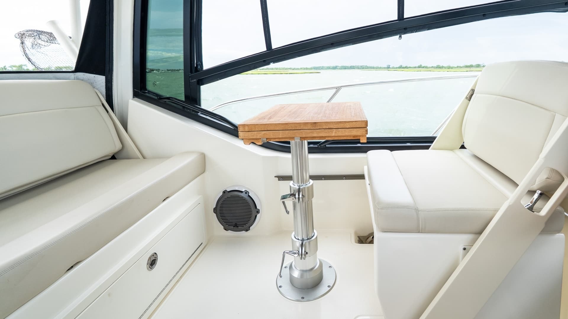 2020 Boston Whaler 325 Conquest