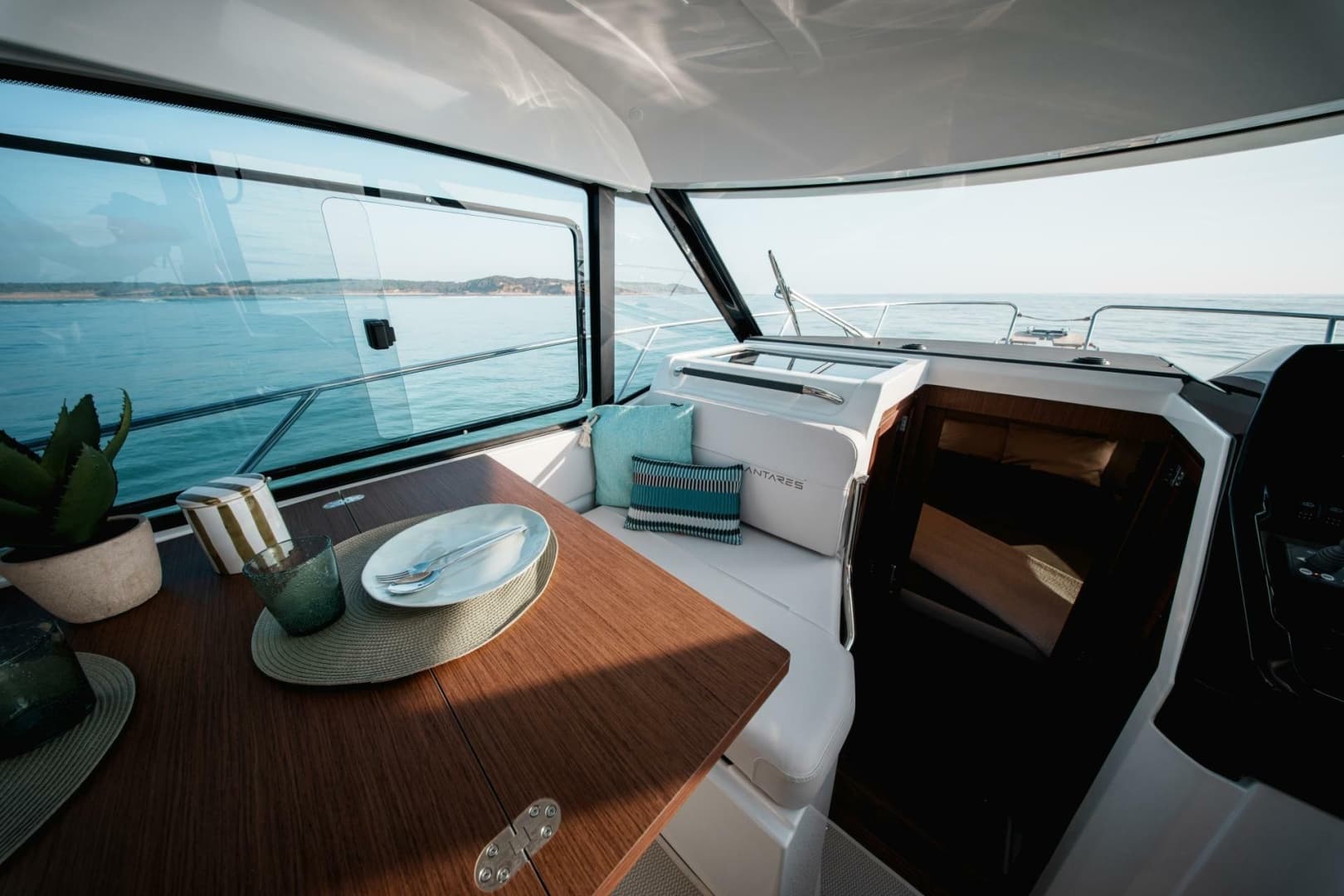 2027 Beneteau Antares 9