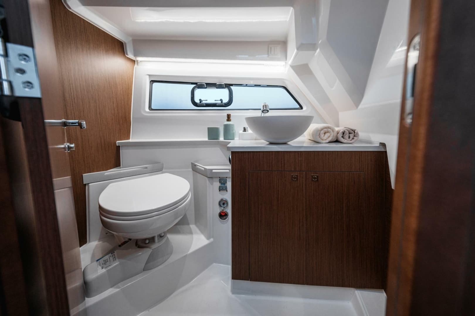 2027 Beneteau Antares 9