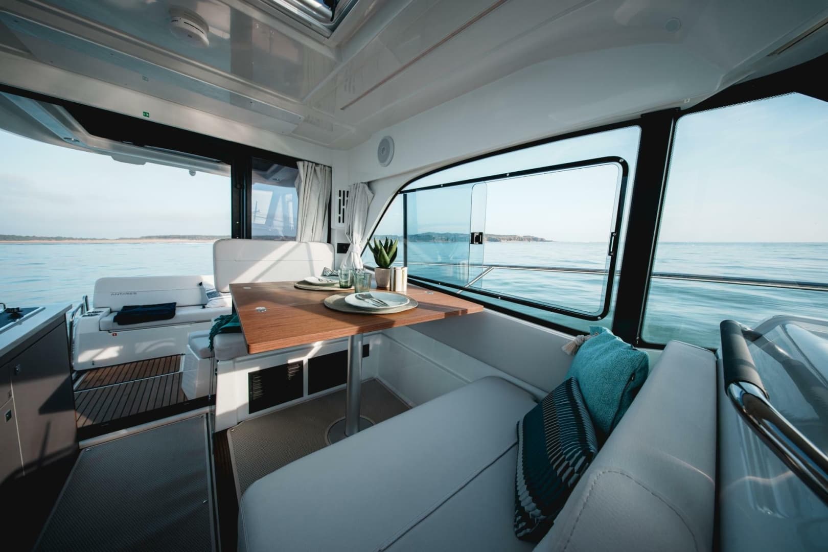 2027 Beneteau Antares 9
