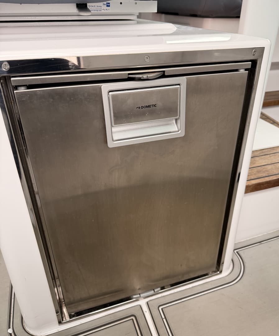 2021 Axopar 37 XC Cross Cabin