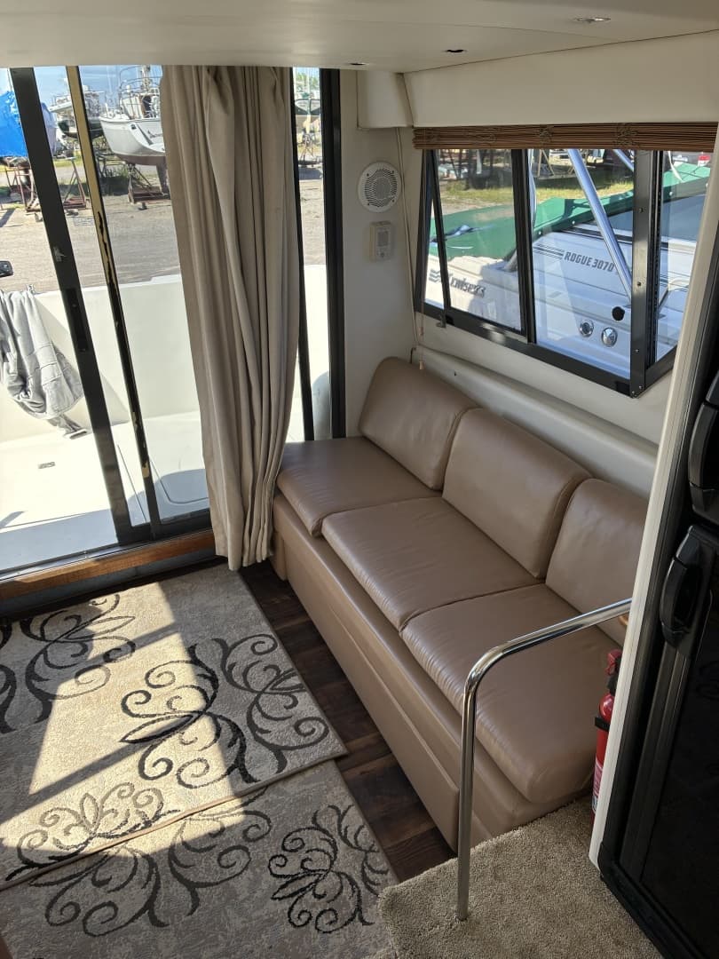 1995 Carver 370 Voyager