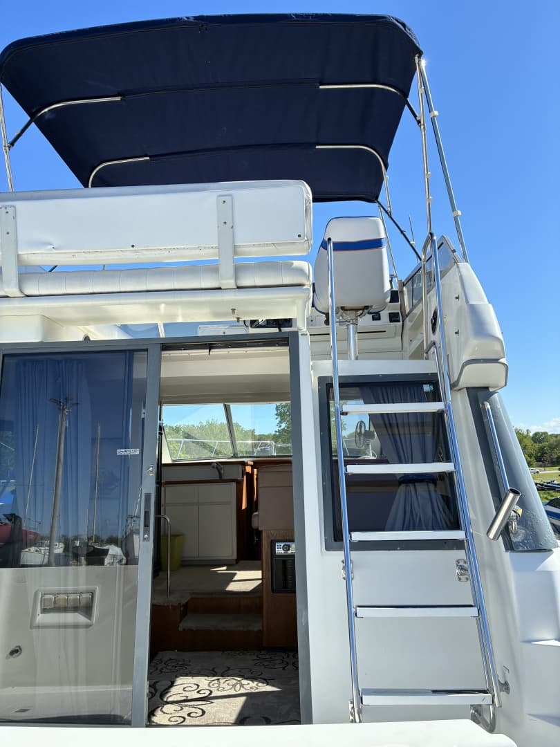 1995 Carver 370 Voyager