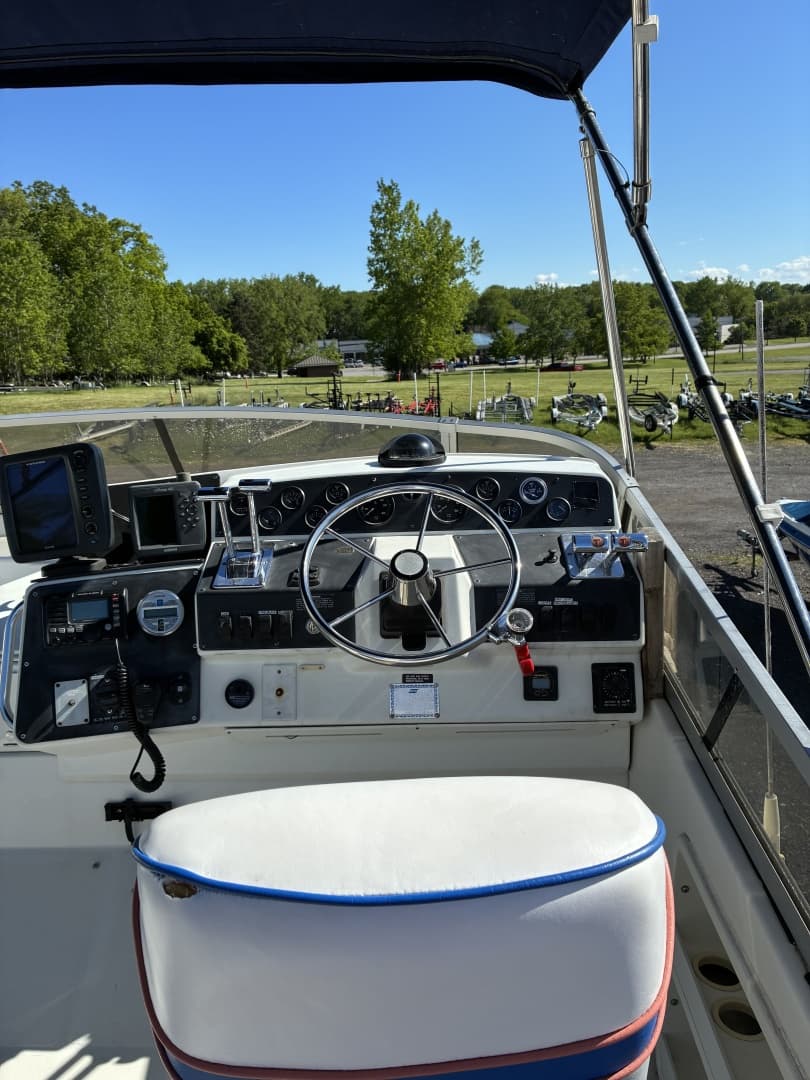 1995 Carver 370 Voyager