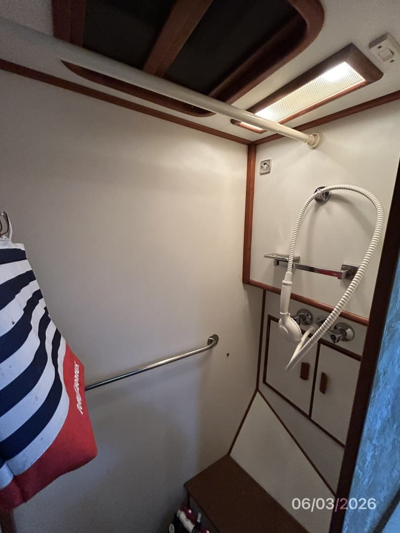 46' Grand Banks guest stateroom shower