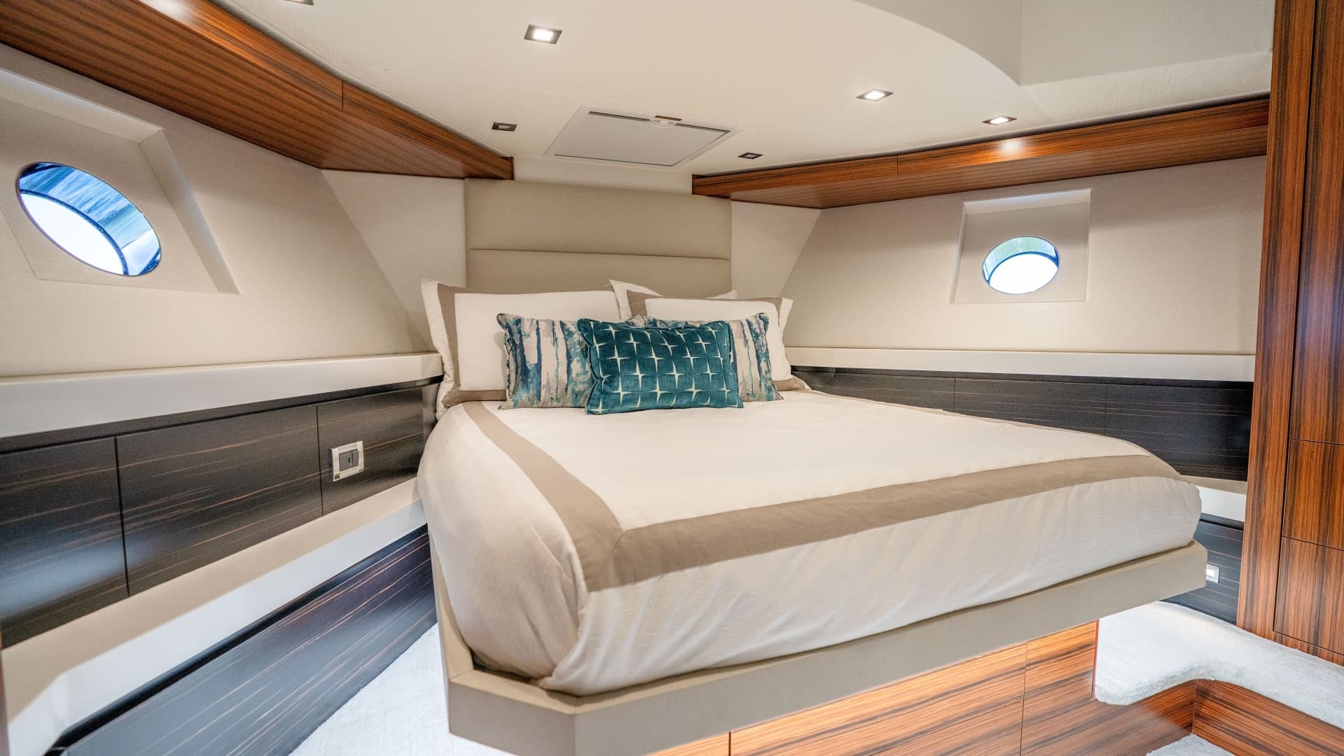 2021 Hatteras M75 Panacera