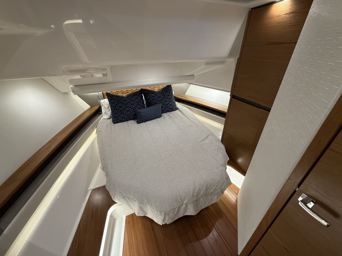 2023 Tiara Yachts 48 LS