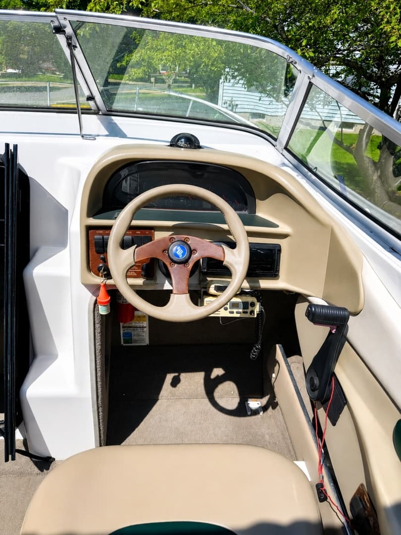 1996 Four Winns 245 SunDowner