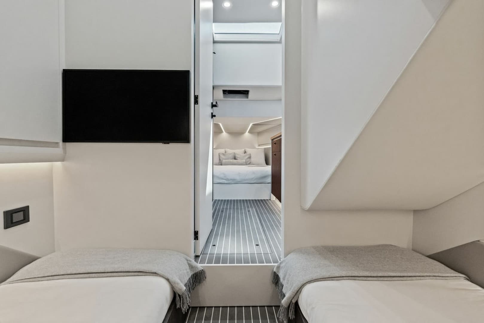 2024 Vanquish Yachts VQ55
