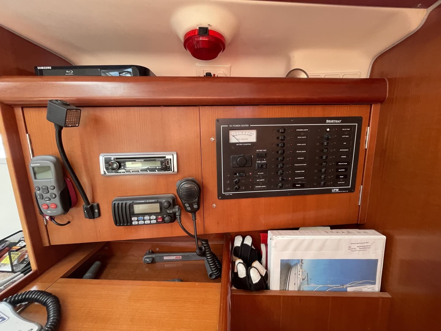 Beneteau 393 nav station