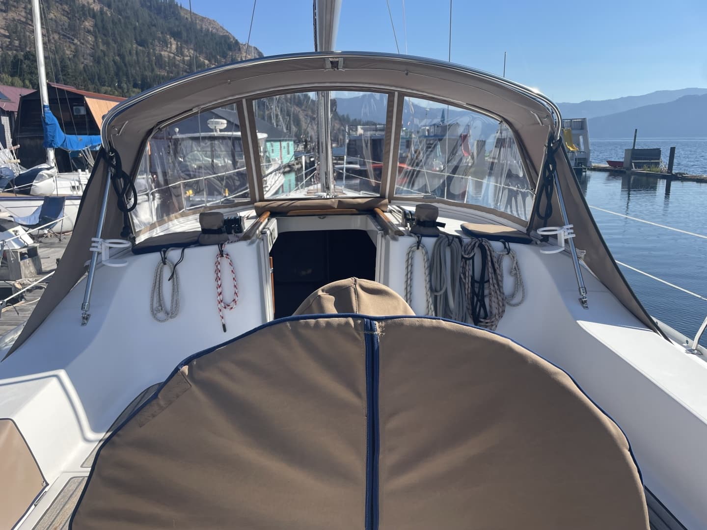 Beneteau 393 cockpit