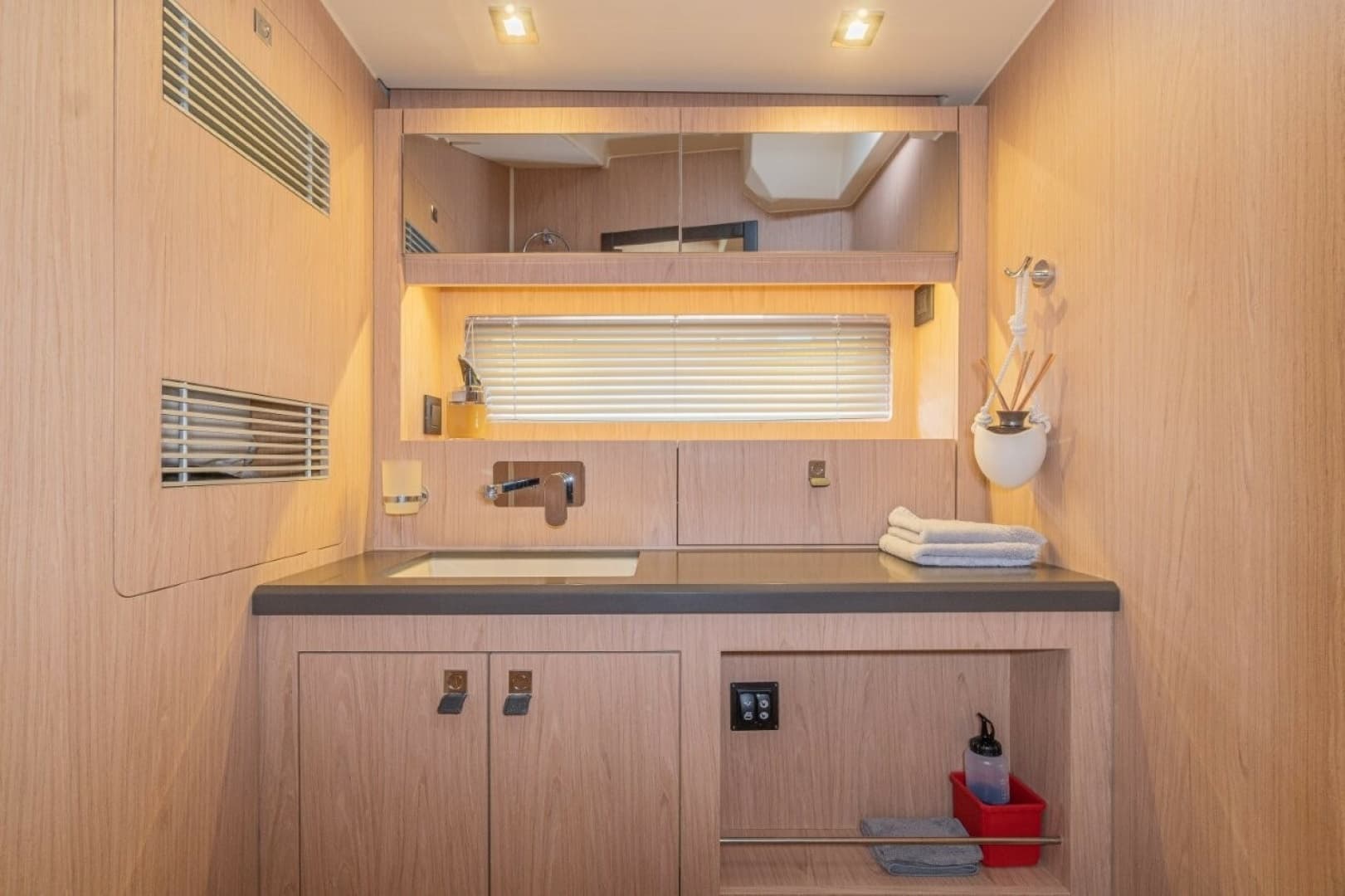 2020 Beneteau Oceanis Yacht 62