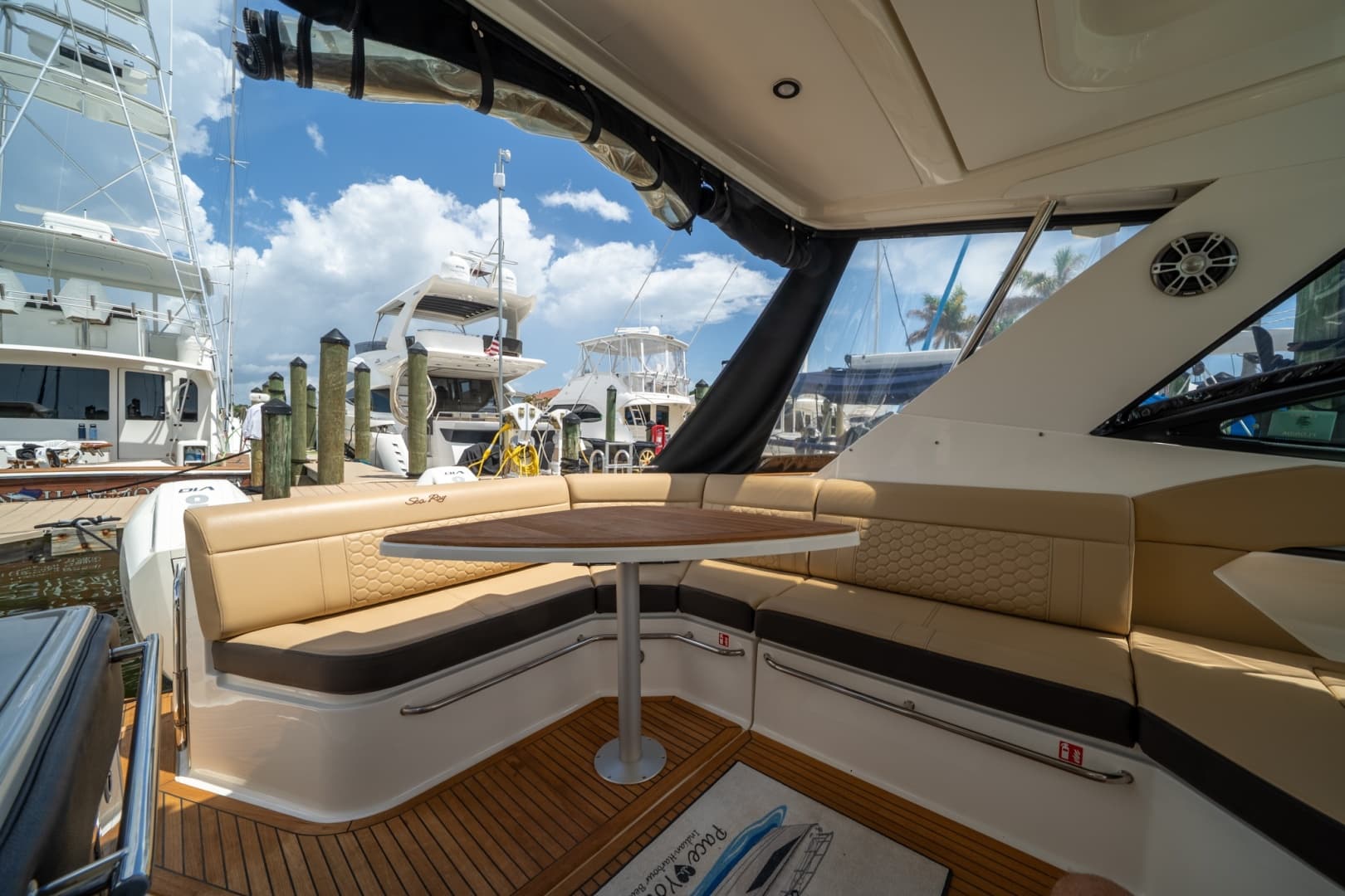 2025 Sea Ray 320 Sundancer