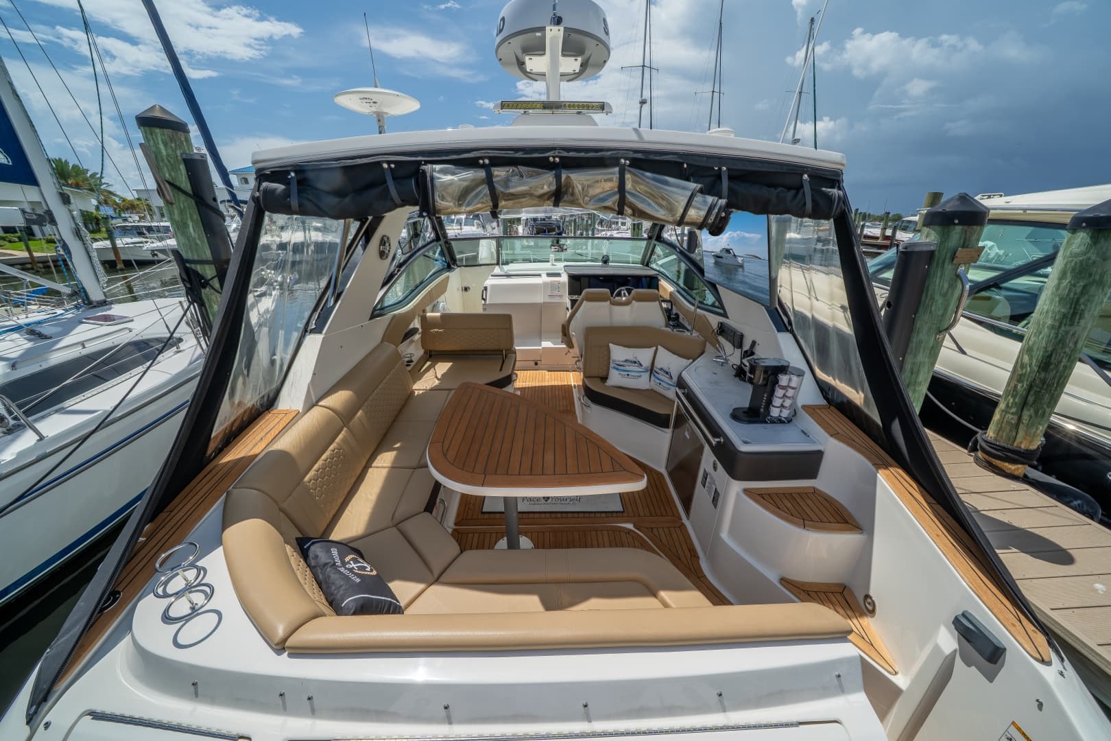 2025 Sea Ray 320 Sundancer