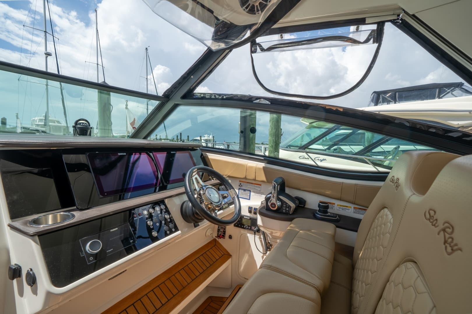 2025 Sea Ray 320 Sundancer