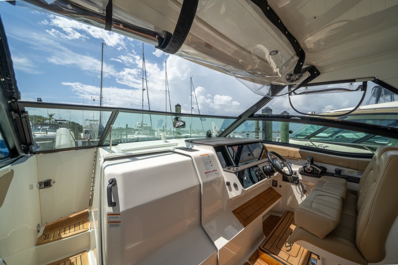 2025 Sea Ray 320 Sundancer