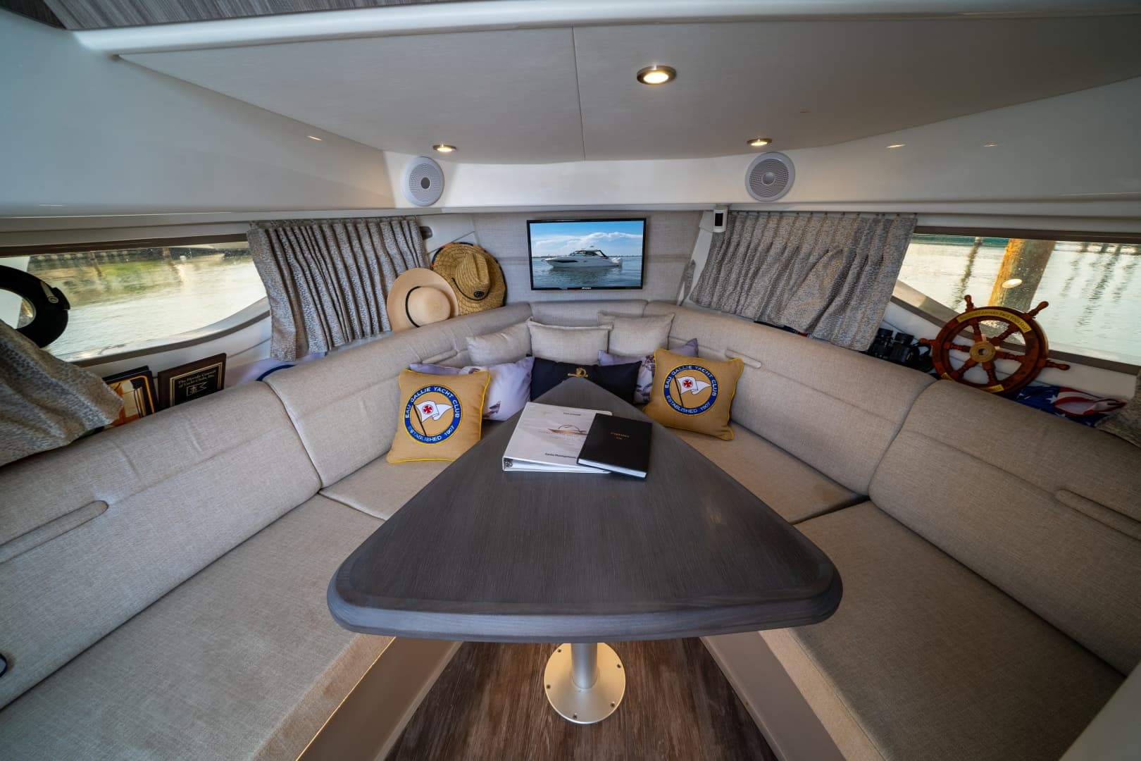 2025 Sea Ray 320 Sundancer