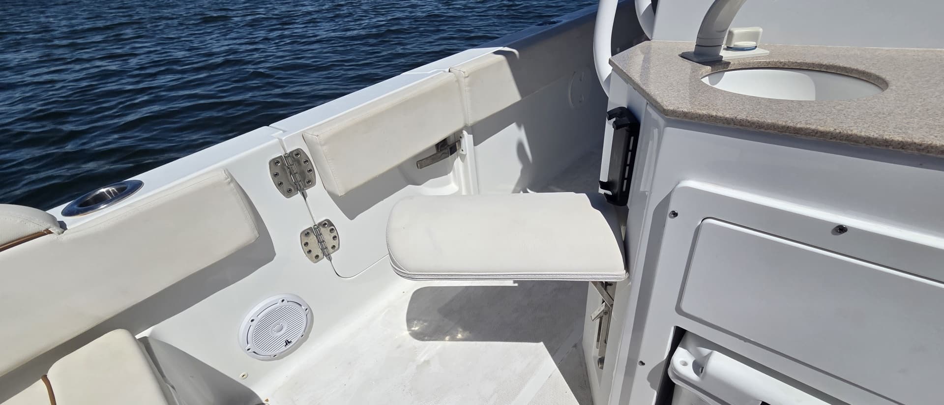 2021 Sea Hunt Escape 27 Center Console