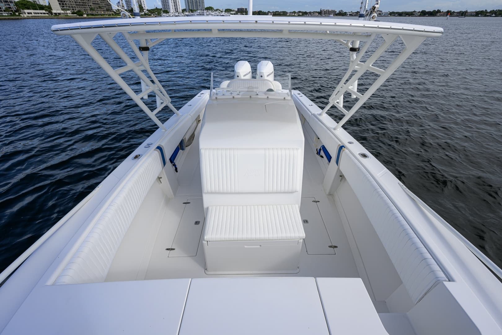 Jupiter 31 Forward Seating