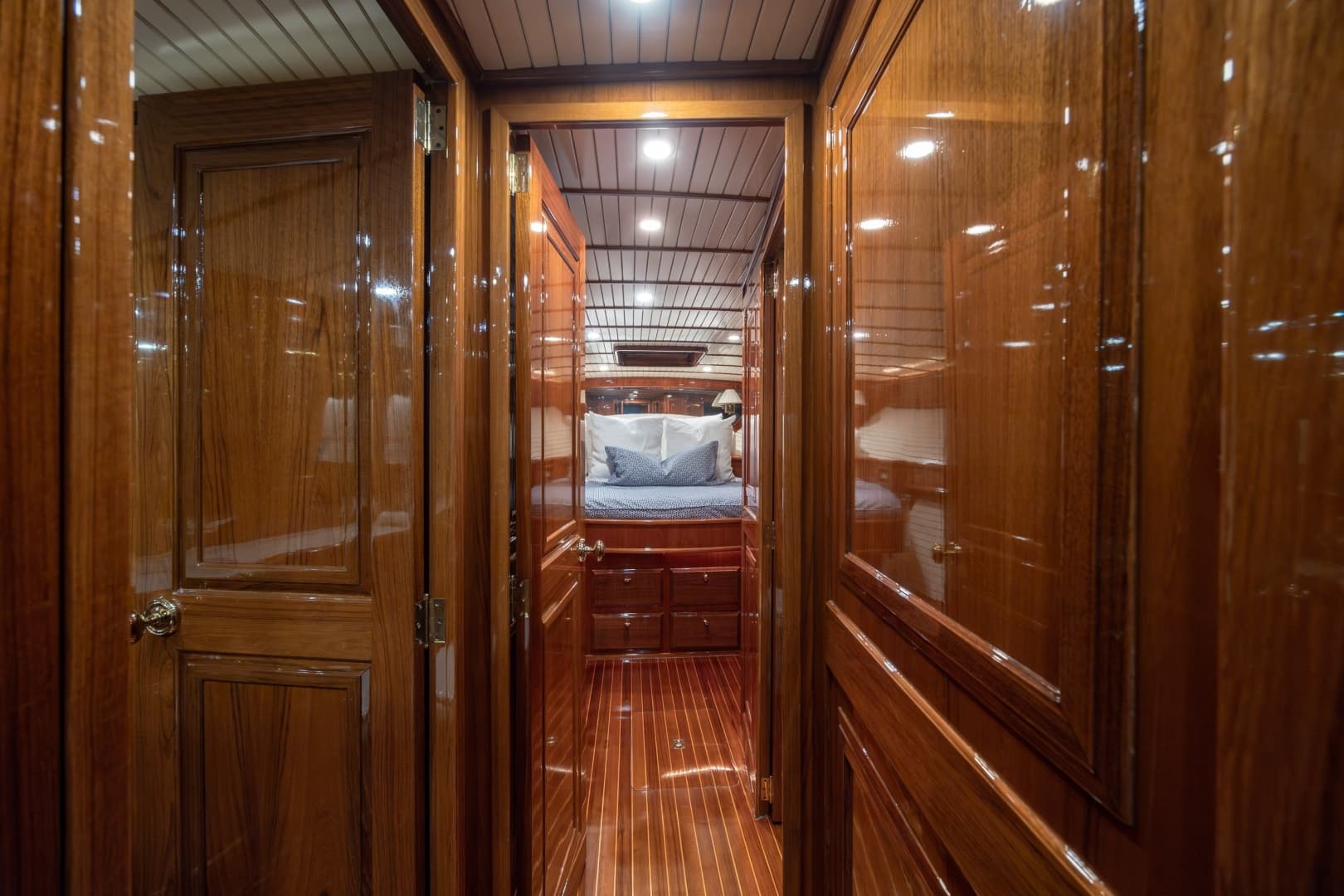 2003 Donzi R58 Express