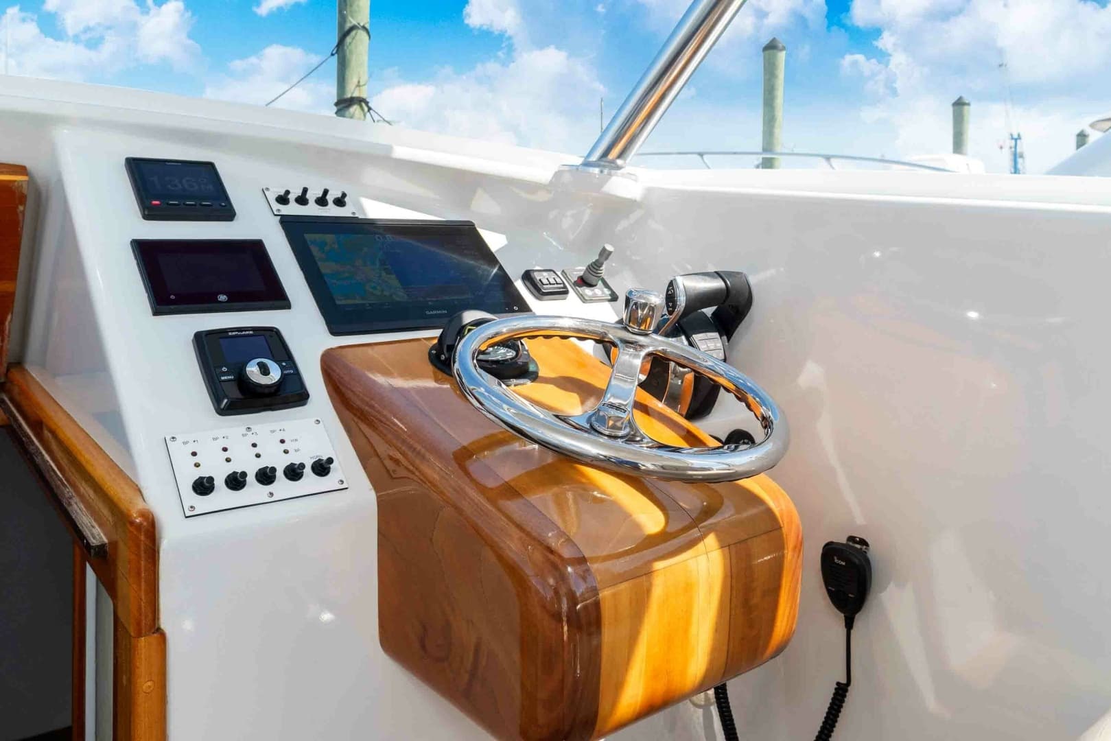 Custom Carolina 41 FLYING  LOW - Helm