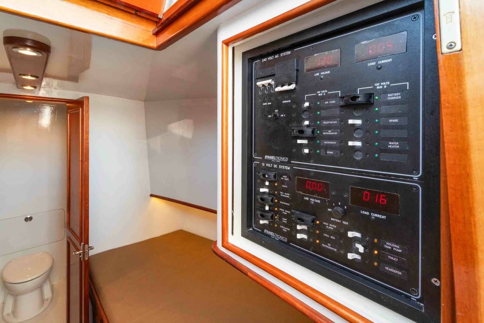Custom Carolina 41 FLYING  LOW - Interior