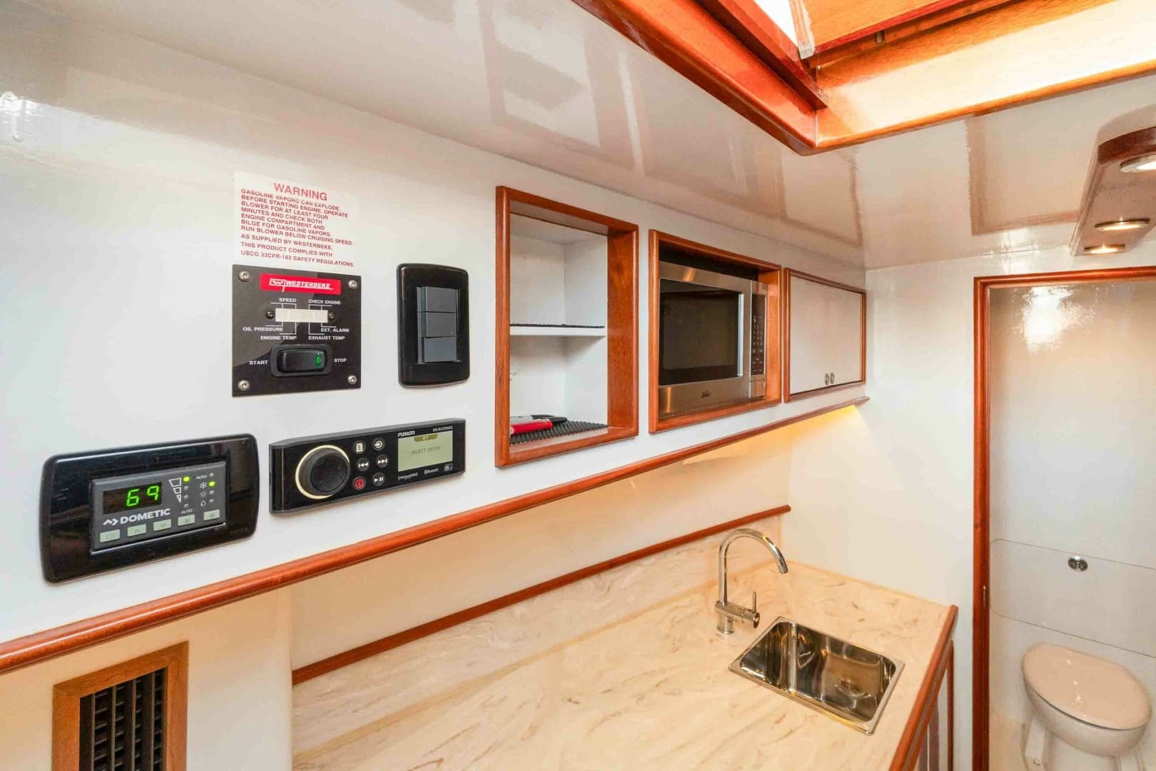 Custom Carolina 41 FLYING  LOW - Interior