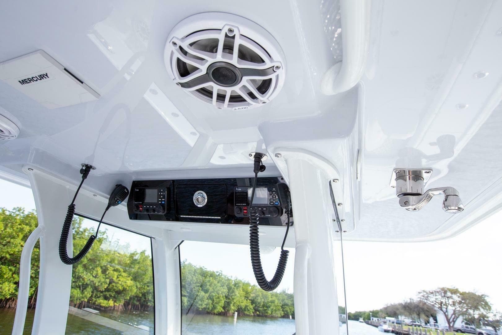 2023 Freeman 28 Bay Hybrid