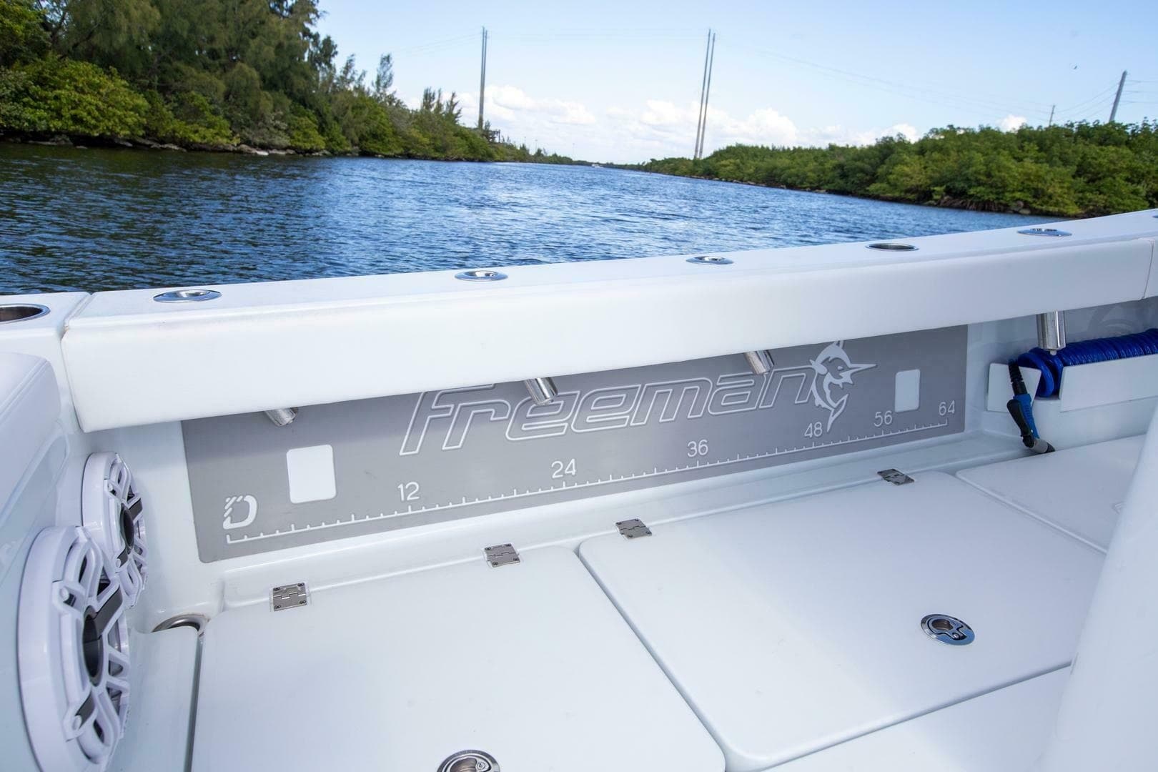2023 Freeman 28 Bay Hybrid