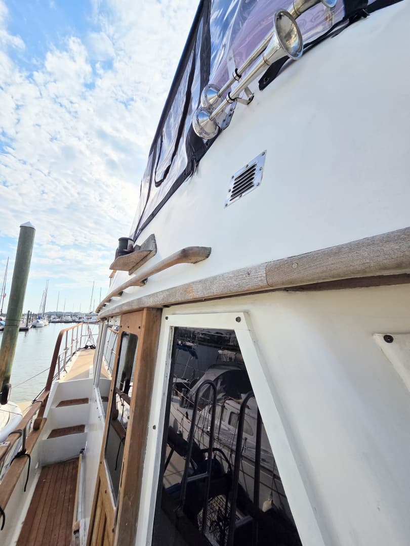 1982 C & L Sea Ranger Sundeck 39