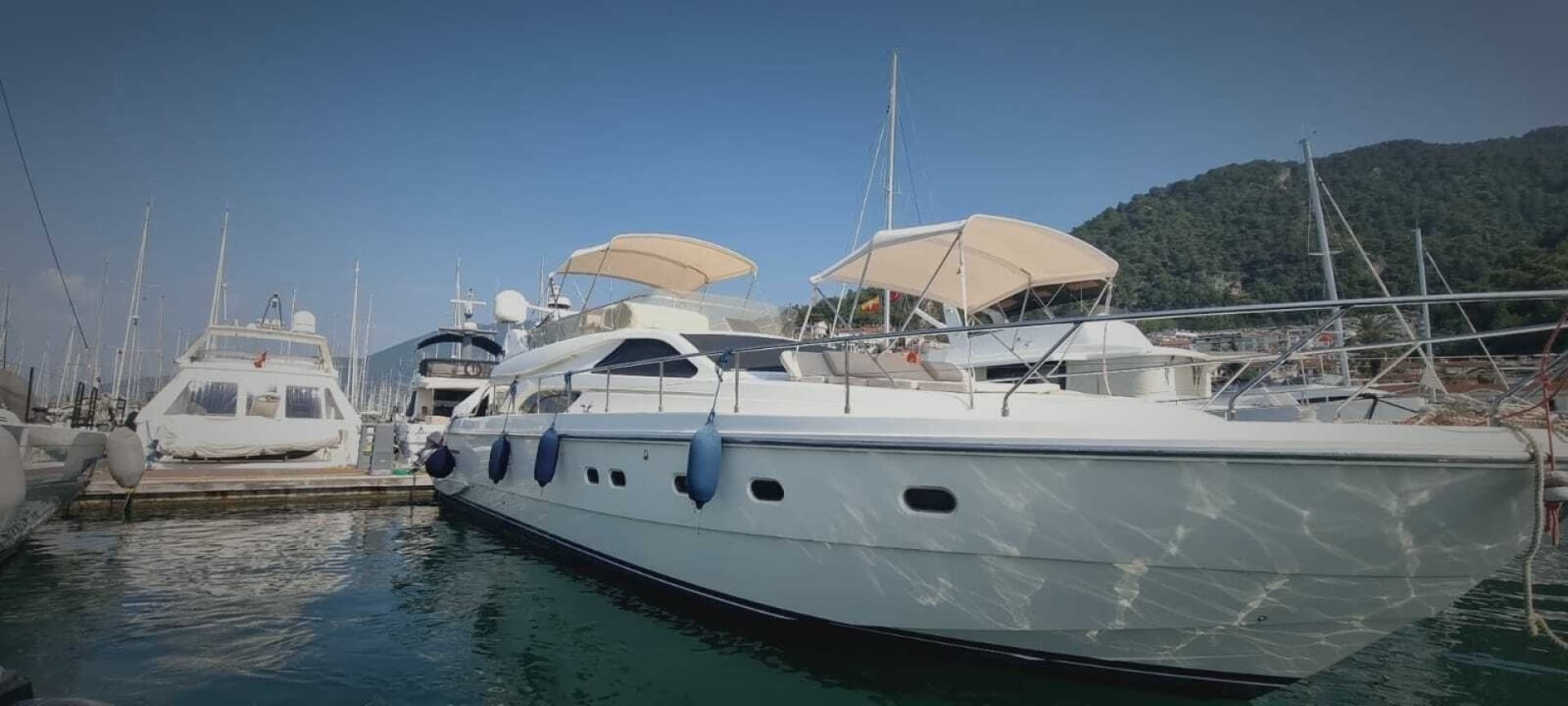 2001 Ferretti Yachts 